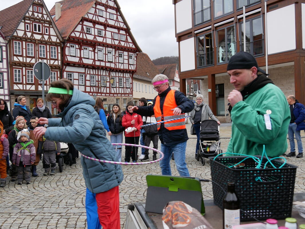 Leibesübungen des Uracher Bürgermeisters und seiner Assistentin