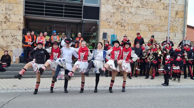 Rathaussturm Hohenstein Die Choreografie saß, das Röckchen nicht so ganz: Bürgermeister Simon Baier durfte mit der Garde tanzen. Support kam von seine
