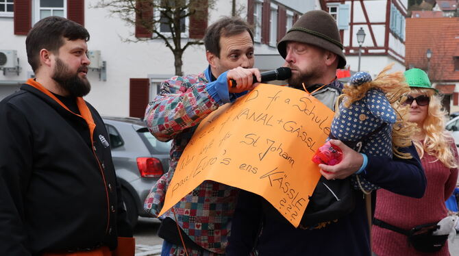 Rathaussturm St.Johann Mit zwei Tischtennisbällen im Mund fällt Bürgermeister Florian Bauer das Singen nicht leicht.