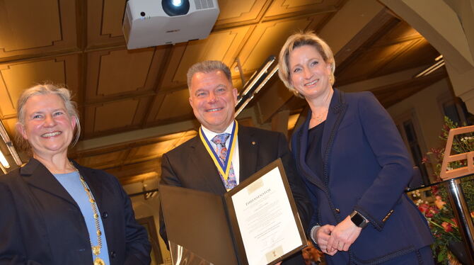 Christian O. Erbe bei der feierlichen Verleihung mit Ministerin Nicole Hoffmeister-Kraut (rechts) und Uni-Rektorin Karla Pollman