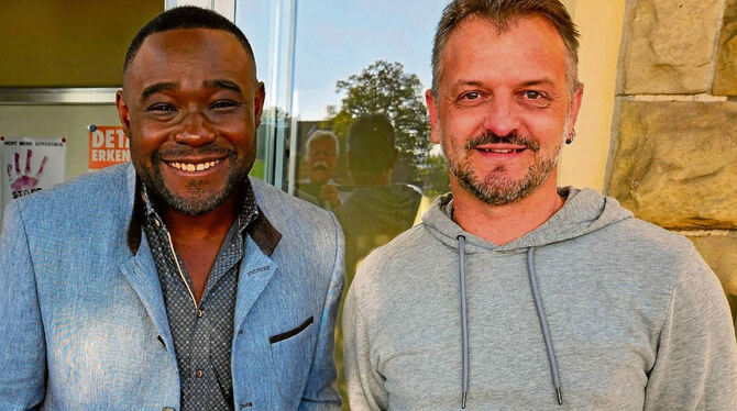 Starkoch Nelson Müller und Komparse Sven Berger. FOTO: PRIVAT Starkoch Nelson Müller und Komparse Sven Berger. FOTO: PRIVAT