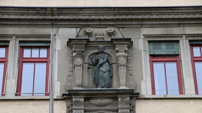 Justitia an der Fassade des Amtsgerichts Reutlingen
