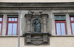 Justitia an der Fassade des Amtsgerichts Reutlingen