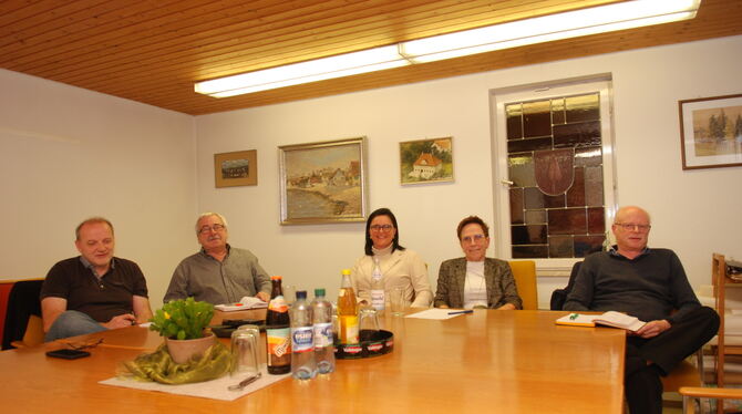 Ortsvorsteher Bürgermeisterin Deuble Claß Sauer Pieck Müller Rathaus Zainingen Alle an einem Tisch und auf Augenhöhe: Römersteins Bürgermeisterin Anja Sauer (Mitte) mit ihrem ehrenamtlichen Stellvertreter Th