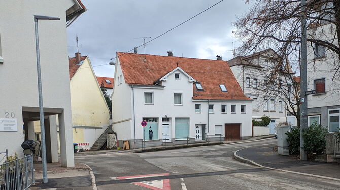 Die Beleuchtung für den Fußgängerüberweg in der Gönninger Straße ist eingerichtet. Die Zebrastreifen fehlen noch.