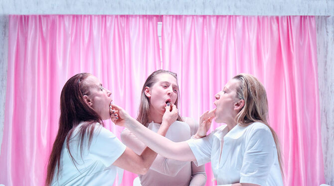 Drei Frauen nähren einander - gespielt von Susanne Weckerle, Solveig Eger und Franziska Beyer (von links).