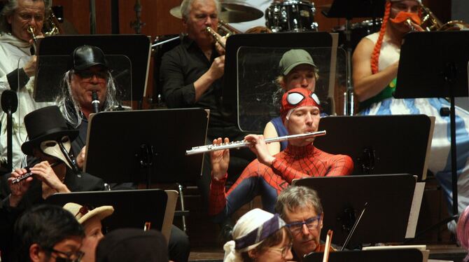 Die Württembergische Philharmonie beim Faschingskonzert unter dem Motto »Ein Comedian im Orchester«.