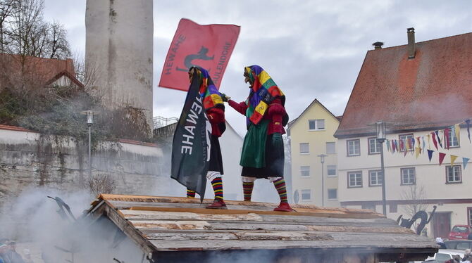 Die Riedhutzel-Hexen der Dorauszunft Saulgau köcheln mit Tannenreisig und offenem Feuer. Den Hexenwagen gibt es schon seit 1956,