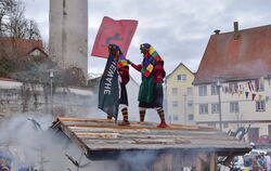 Die Riedhutzel-Hexen der Dorauszunft Saulgau köcheln mit Tannenreisig und offenem Feuer. Den Hexenwagen gibt es schon seit 1956,