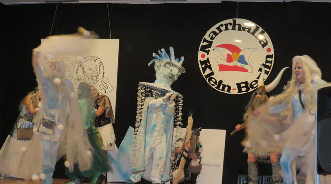 Die Gruppe »Nordische Kombination in Eis« gewann die Kostümprämierung und den Showwettbewerb beim Klein Berliner Maskenball.  FO