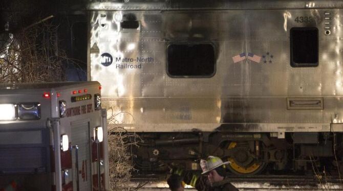 Rettungskräfte stehen am Unglücksort im BUndesstaat New York. Foto: John Taggart Rettungskräfte stehen am Unglücksort im BUndesstaat New York. Foto: John Taggart