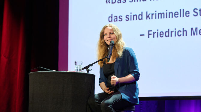 Sarah Bosetti zeigt die Absurditäten des Populismus auf.