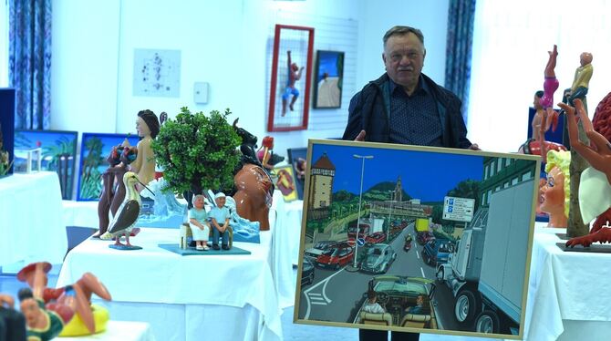 Jürgen Fiedler mit einem seiner Reutlingen-Bilder in seiner Ausstellung im Haus der Begegnung in Orschel-Hagen.