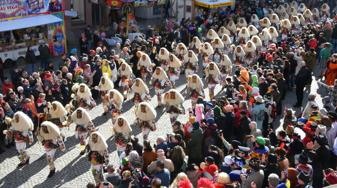 Ommzug Rottenburg Der Ahland-Tanz auf dem Marktplatz: Auftakt zur närrischen Kundgebung in Rottenburg.