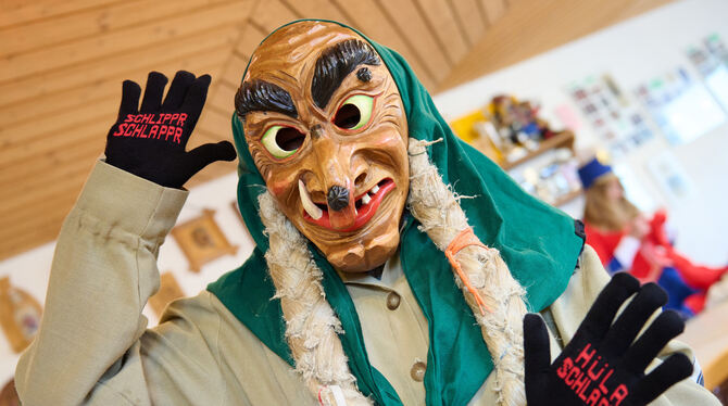 Die Verwandlung ist gelungen: Unter Maske und Häs der Schwarzhülahutzel steckt GEA-Redakteurin Cordula Fischer, die für einen Ta