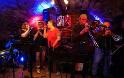 Costa del Soul & The Masterhorns im Jazzclub in der Mitte.