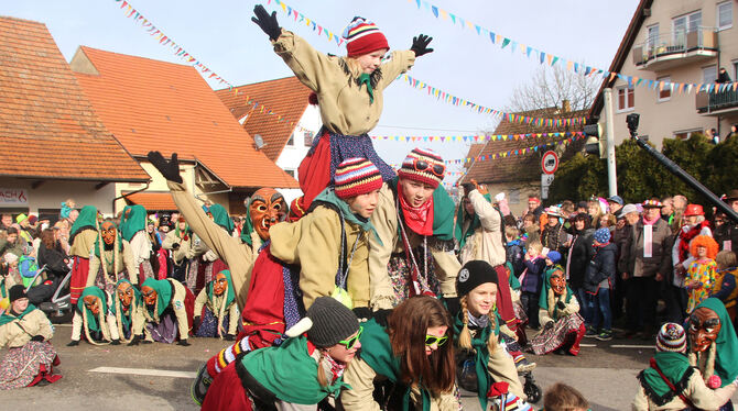 Kein Umzug ohne Pyramiden: Hier übt sich der Narren-samen der Narrenzunft Steinhilben schon mal im akrobatischen Hochstapeln. F Kein Umzug ohne Pyramiden: Hier übt sich der Narren-samen der Narrenzunft Steinhilben schon mal im akrobatischen Hochstapeln. F