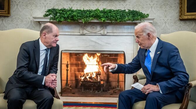 Bundeskanzler Olaf Scholz (links) bei US-Präsident Joe Biden im Oval Office im Weißen Haus.  FOTO: KAPPELER/DPA