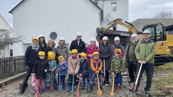 Mitglieder des Eninger Gemeinderats, Eningens Bürgermeister Eric Sindek (Mitte), Architekt Matthias Engelhardt (ganz rechts), Ve