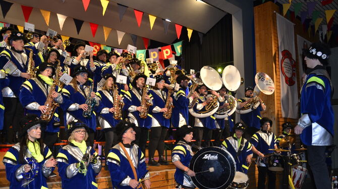 Für das Warm Up legten sich die Augstbergmusikanten mächtig ins Zeug. Für das Warm Up legten sich die Augstbergmusikanten mächtig ins Zeug.