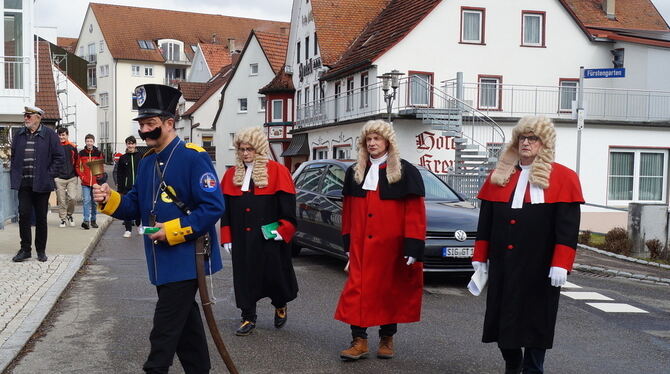 Der Brolde führt den Hohen Magistrat Ewald Thiel, Wolfgang Herre und  Wolfgang Göggel  zum Gerichtsplatz.