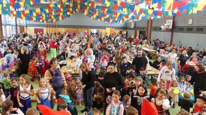 Volle Halle beim Kinderfasching in Walddorfhäslach.  FOTOS: SANDER
