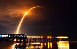 Start einer SpaceX-Rakete mit Starlink -Satelliten