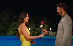 Lissy Korac bekommt von Bachelor Dennis Gries eine Rose als Zeichen überreicht, dass er sie näher kennenlernen will.