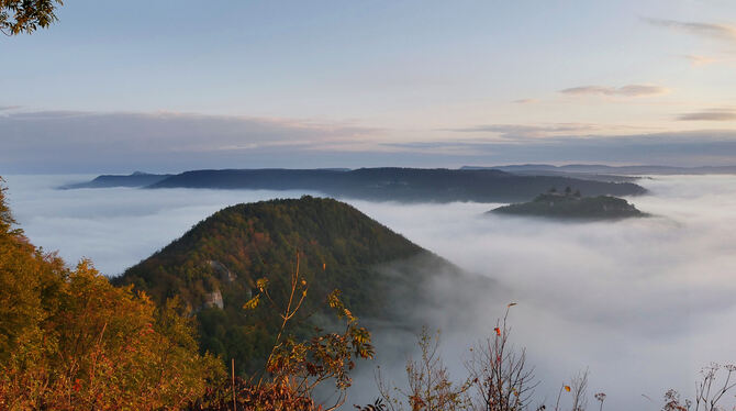So kann die Alb bei Bad Urach auch aussehen: Sonne, Bergkuppen und der Hohenurach über den Wolken. Zu erleben auf Aussichtsbänke