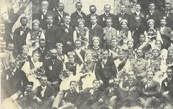 Gruppenbild mit (Fest-)Damen: Die Aufnahme von der Fahnenweihe 1897 ist eines der ältesten Fotodokumente des Gesangvereins 1874 
