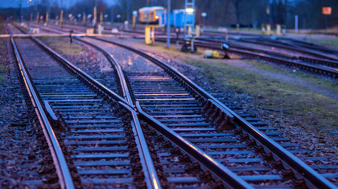 lmv, mbv, Arbeitnehmer, Löhne, Pendler, ÖPNV, Fernverkehr, Schienenverkehr, Eisenbahn, GDL, Arbeitskampf, Mecklenburg-Vorpommern Bahnfahrer unter den GEA-Lesern fühlen sich oft aufs Abstellgleis geschoben.