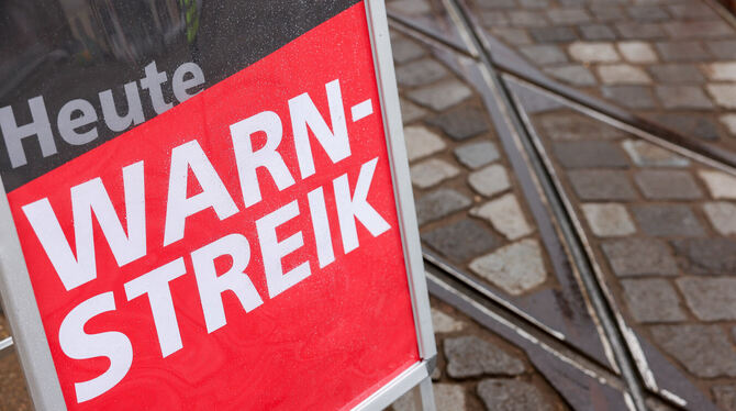 Gleise, Schienen, Gleis, lah, aht GDL-Streiks tun ein Übriges, Bahnreisenden die Fahrt auf der Schiene zu vergällen.