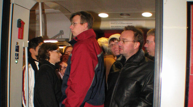 Überfüllter Zug In überfüllten Zügen sind mitunter sogar Stehplätze Mangelware.