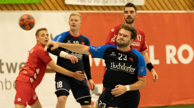 01.10.2022, 4.Spieltag, Handball, Maenner, Oberliga BW, SG H2Ku Herrenberg - TSV Wolfschlugen, Saison 2022/2023 Valentin Mosdzien (vorne) kommt wie der neue Trainer Fabian Gerstlauer vom Oberligisten SG H2Ku Herrenberg zu den Pfullingern.