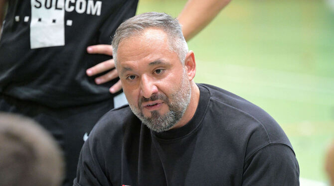 Seit neun Jahren als Headcoach bei den TSG-Basketballern an der Seitenlinie in der Verantwortung: Vasilis Tsouknidis. FOTO: BAUR