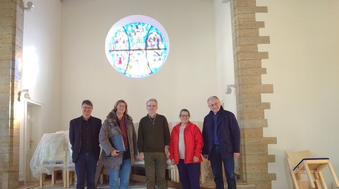 Albert Hörz und Ulla Haas vom Architekturbüro Riehle Koeth, Pfarrer Ulrich Deißinger, Kirchenmusikerin Ulrike Göggel und Volker