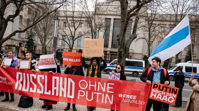 Demonstranten versammeln sich mit einem Banner mit der Aufschrift »Russland ohne Putin« nach dem Tod von Alexej Nawalny vor der