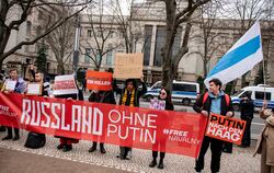  Demonstranten versammeln sich mit einem Banner mit der Aufschrift «Russland ohne Putin» nach dem Tod von Alexej Nawalny vor der