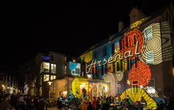  Umlagert von Kinofans und in bunte Farben getaucht: In der Tübinger Altstadt wird dieser Tage Abschied gefeiert.  FOTO: GONSCHI