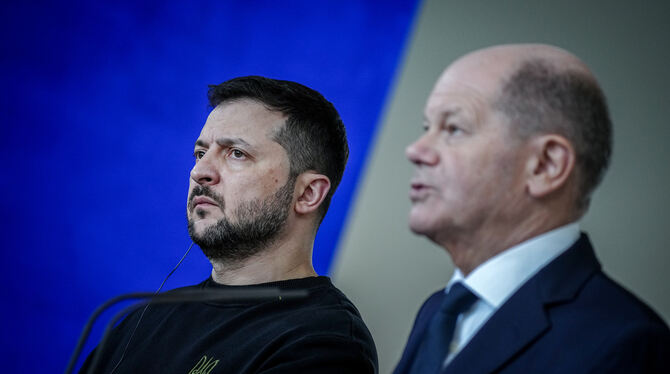 Bundeskanzler Olaf Scholz (SPD, r) und Wolodymyr Selenskyj, Präsident der Ukraine, geben nach dem Treffen im Bundeskanzleramt ei