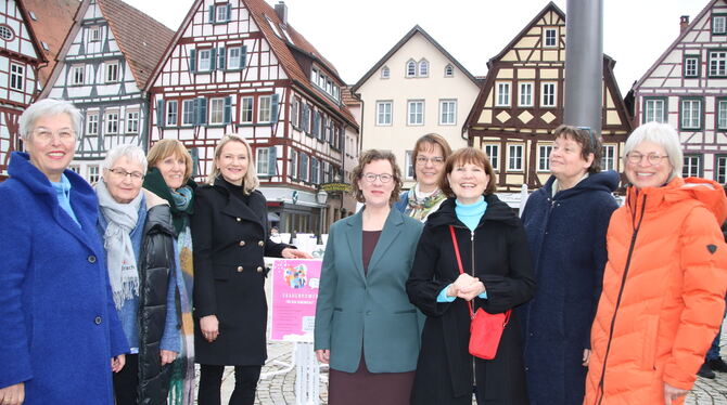 Sie stehen für »Frauen Power« in der Kommunalpolitik und warben fraktionsübergreifend auf dem Marktplatz dafür (von links): Die