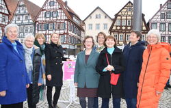 Sie stehen für "Frauen Power" in der Kommunalpolitik und warben fraktionsübergreifend auf dem Marktplatz dafür (von links): Die 