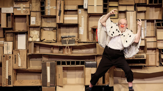 Berthold Biesinger als Michel im Stück »Von Schmetterlingen und Steckenpferden«.