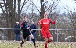 TSV Mähringens Winter-Zugang Christoph Bertram (rechts) im Zweikampf um den Ball mit Dario Petrovic vom SV Croatia Reutlingen II