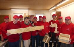 Holz verbindet, deshalb hat die Pliezhäuser Männerwerkstatt diesen originellen symbolischen Scheck gewählt. Im Bild (von links) 