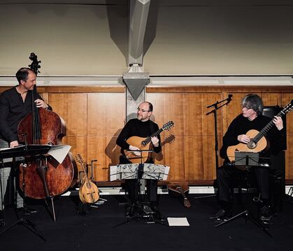 Florian Dohrmann (Kontrabass), Jochen Roß (Mandoline) und Jens-Uwe Popp (Gitarre) gingen im Eninger Rathaussaal auf eine musikal