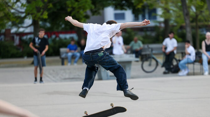 KINA, brb, lbn, Jugend, Junge Erwachsene, Skater, Skating, Wochenende, Symbolbild, Symbolfoto, Symbol, symbolisch, Jugendlicher, Zwischen Subkultur und Sport: Der neu gegründete Verein will in Münsingen eine Indoor-Skateanlage mit Möglichkeit für Konzerte a