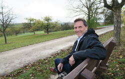Bürgermeister Christof Dold zeigt im Herbst seinen Lieblingsplatz oberhalb des Ortes nahe des Obstsortenmuseums.