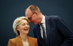 Haben gut lachen: Friedrich Merz und Ursula von der Leyen. FOTO: NIETFELD/DPA 