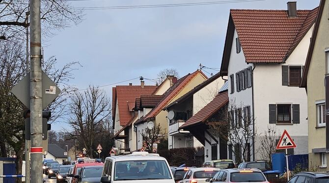 Am Dienstagmorgen hat sich der Verkehr in Genkingen wegen einer Baustelle gestaut. Autofahrer berichten, dass sie die Steige bis